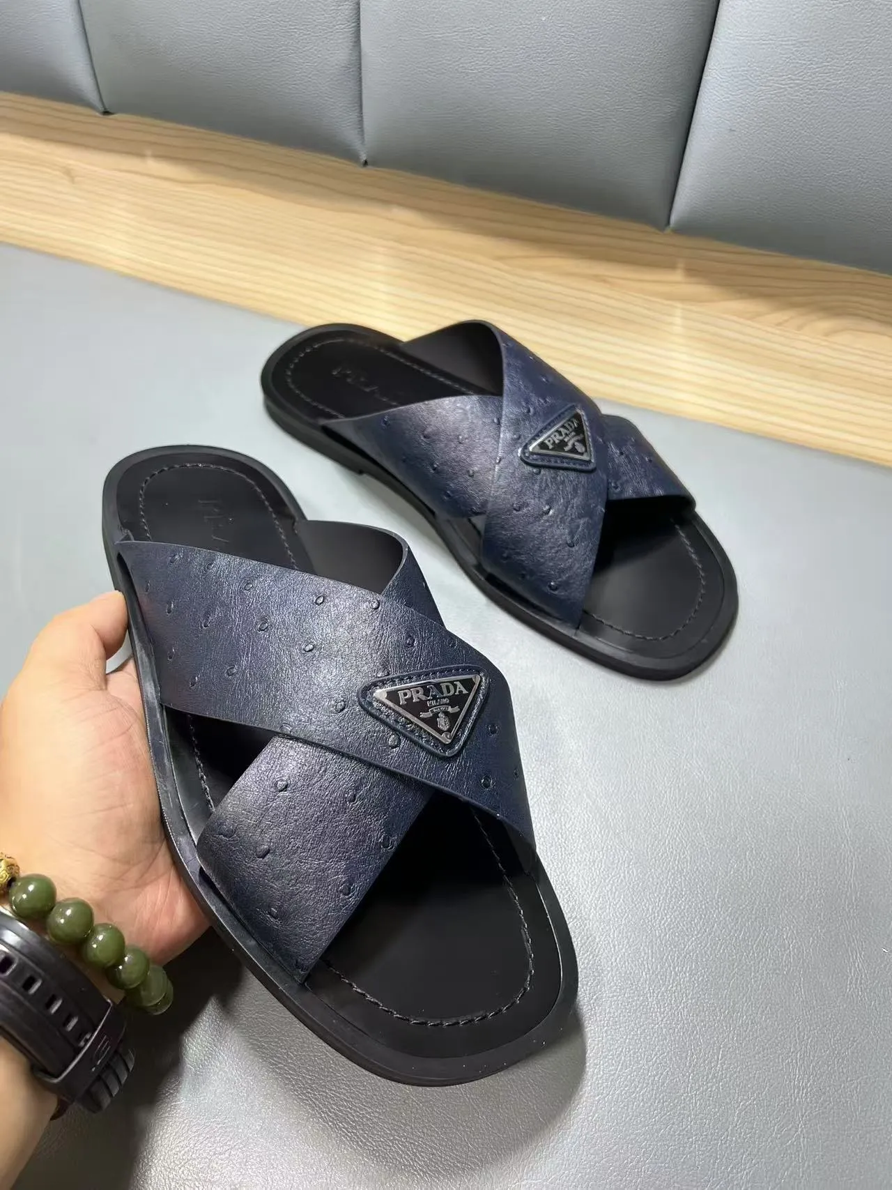 340💰PRADA Prada’s latest slippers are synchronized with the official website. This slipper is made of the brand’s unique and iconic Saffiano leather. The brand logo jumps out from the double straps, and the brand style is clearly visible. Cowhide gives men elegant charm and functional design, making it an ideal choice for vacation and leisure. Size:38-45